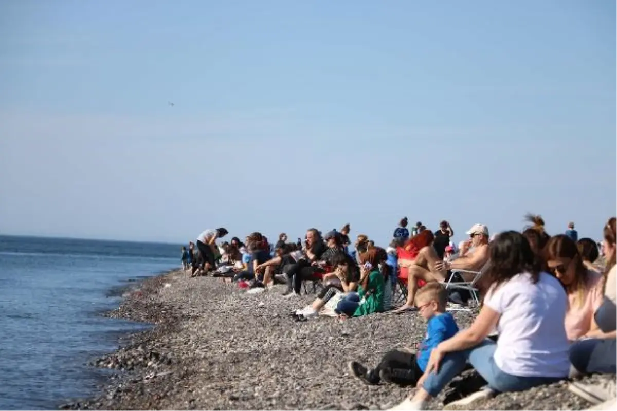 ZONGULDAK\'TA GÜNEŞİ GÖREN SAHİLE KOŞTU