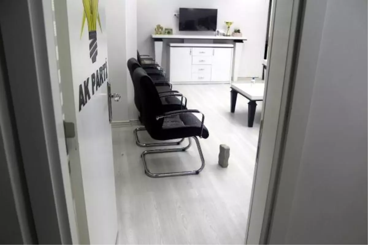 Anamur \'da AK Parti ilçe binasının camlarını kıran şüpheli yakalandı