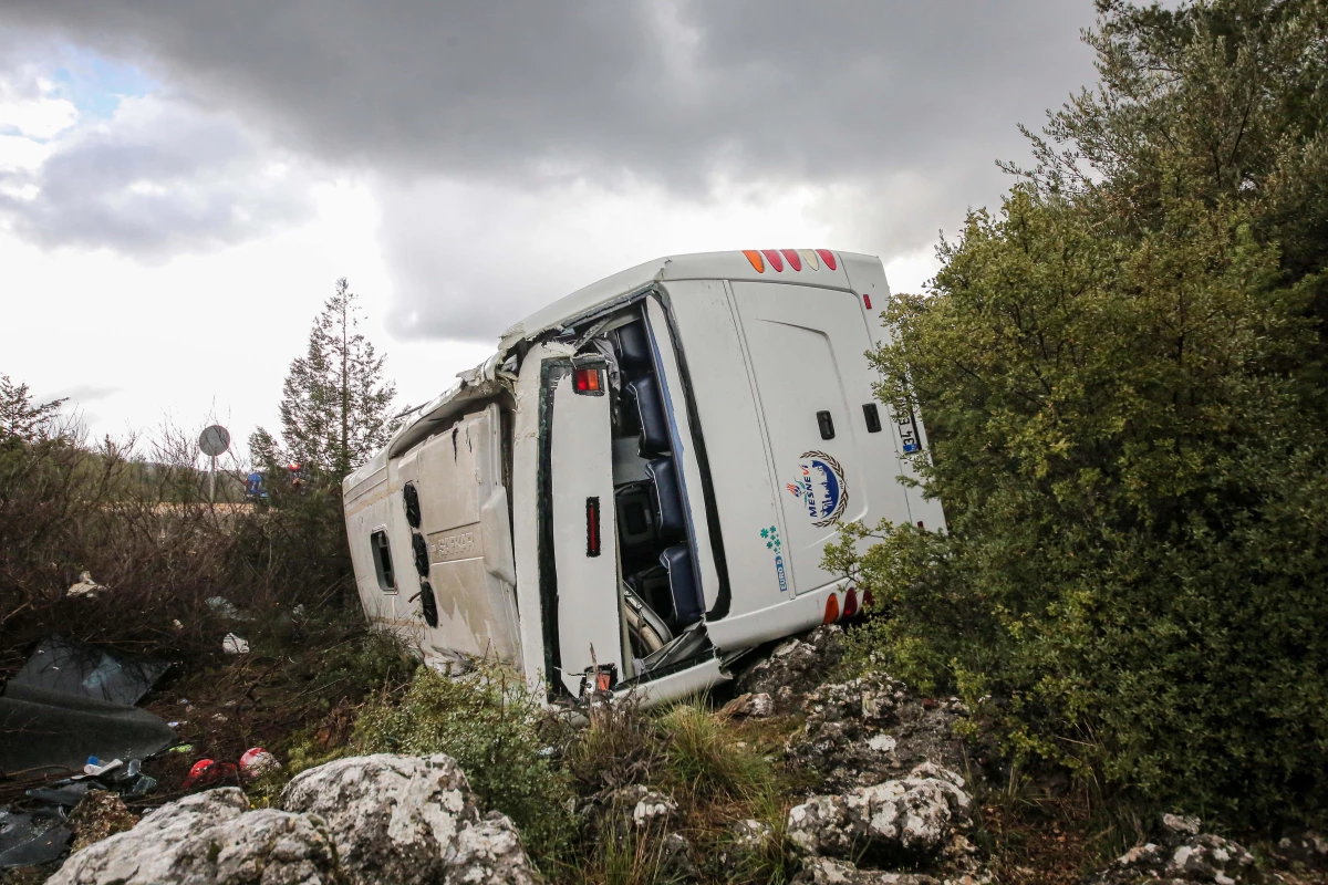 Devrilen tur minibüsündeki 8 turist yaralandı