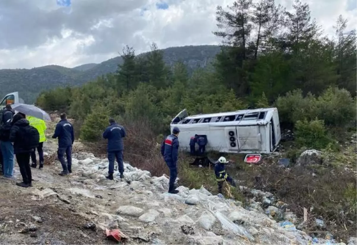 Antalya'da tur midibüsü devrildi: 7 turist yaralı