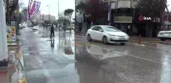 Bandırma'da sağanak yağış etkili oluyor