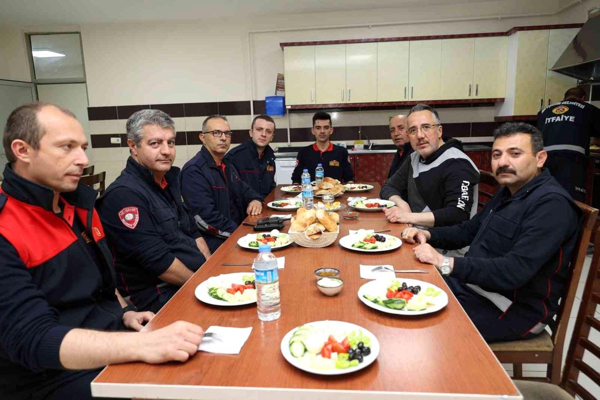 Başkan Savran itfaiyecilerle sahurda buluştu