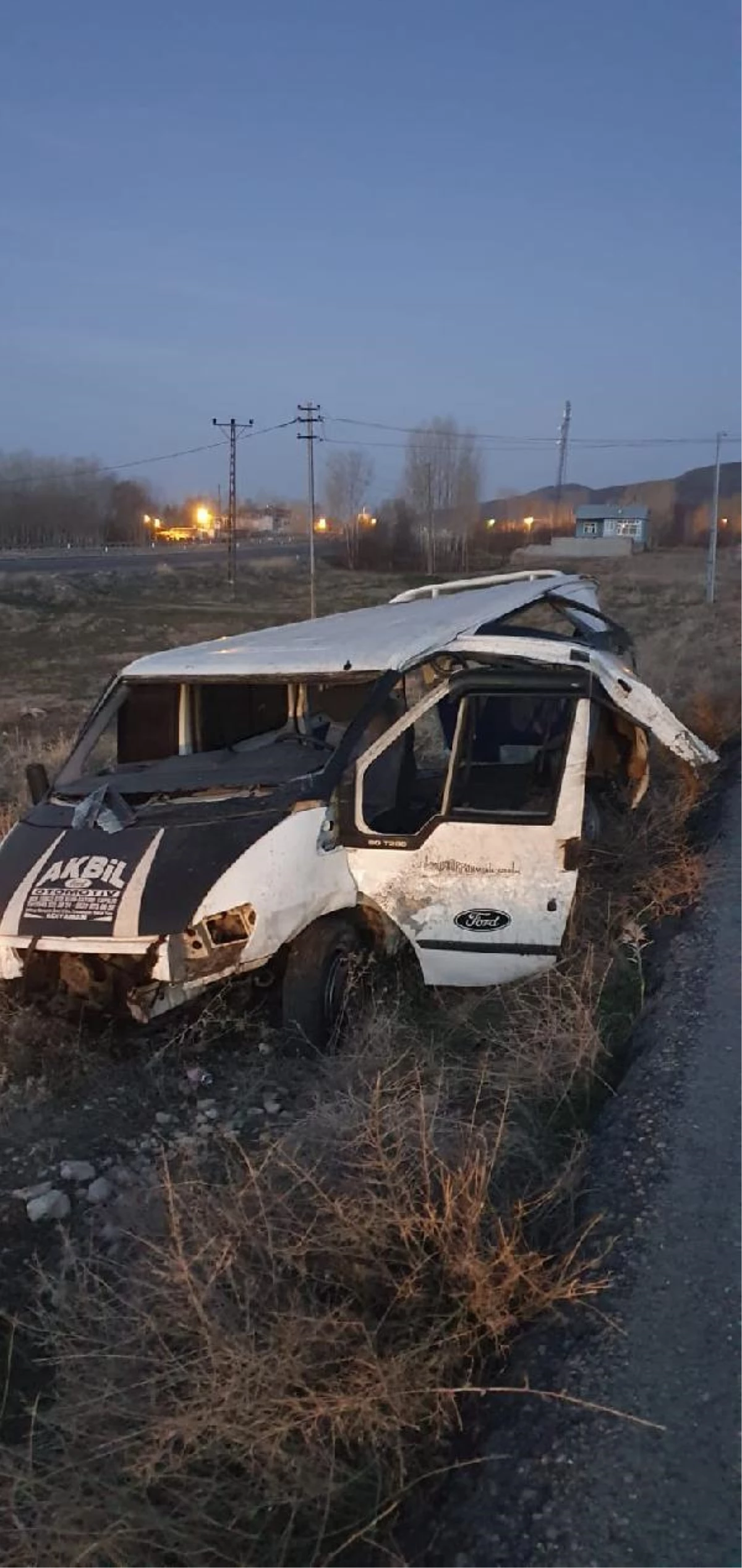 Son Dakika | Bitlis\'te kaçak göçmenleri taşıyan minibüs takla attı: 4 ölü, 23 yaralı (2)