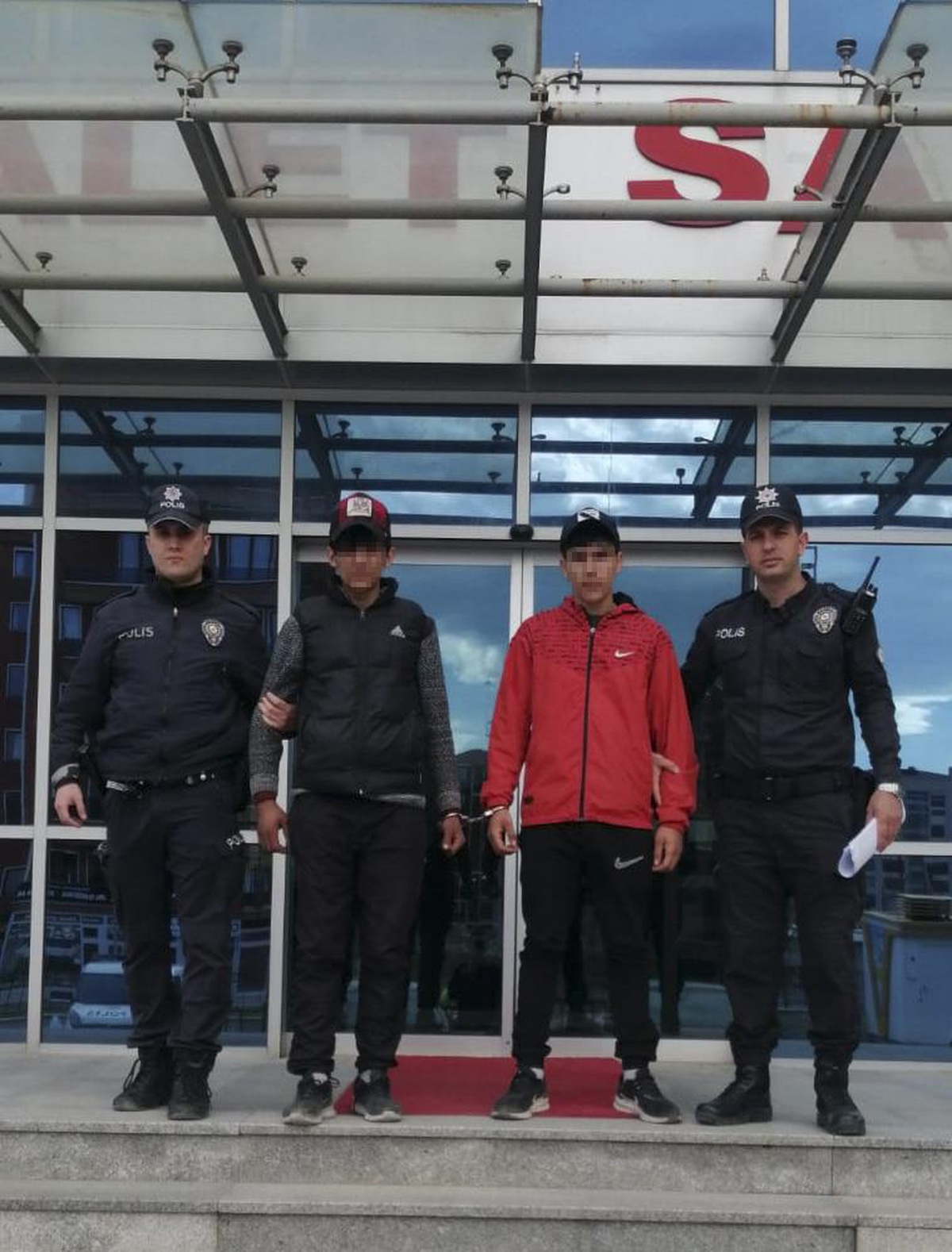 Edirne\'de otomobil egzozu çaldıkları iddiasıyla 2 zanlı tutuklandı