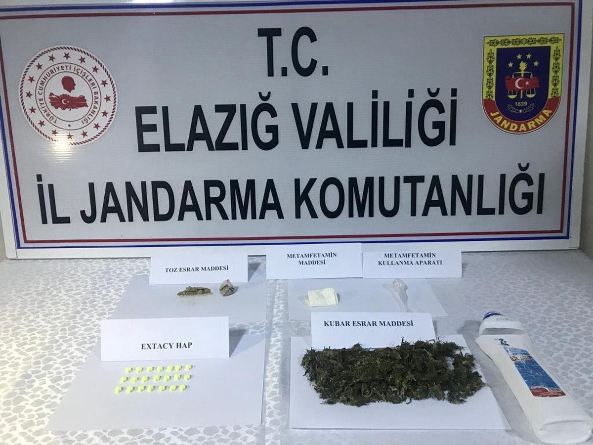 Elazığ\'da uyuşturucu ele geçirilen otomobildeki 2 zanlı tutuklandı