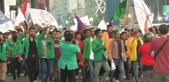 Endonezya'da öğrenciler seçimlerin erteleneceği söylentisini protesto etti