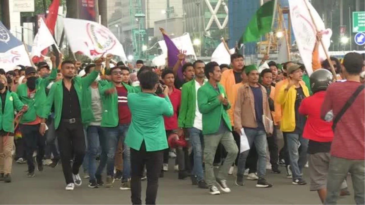 Endonezya\'da öğrenciler seçimlerin erteleneceği söylentisini protesto etti