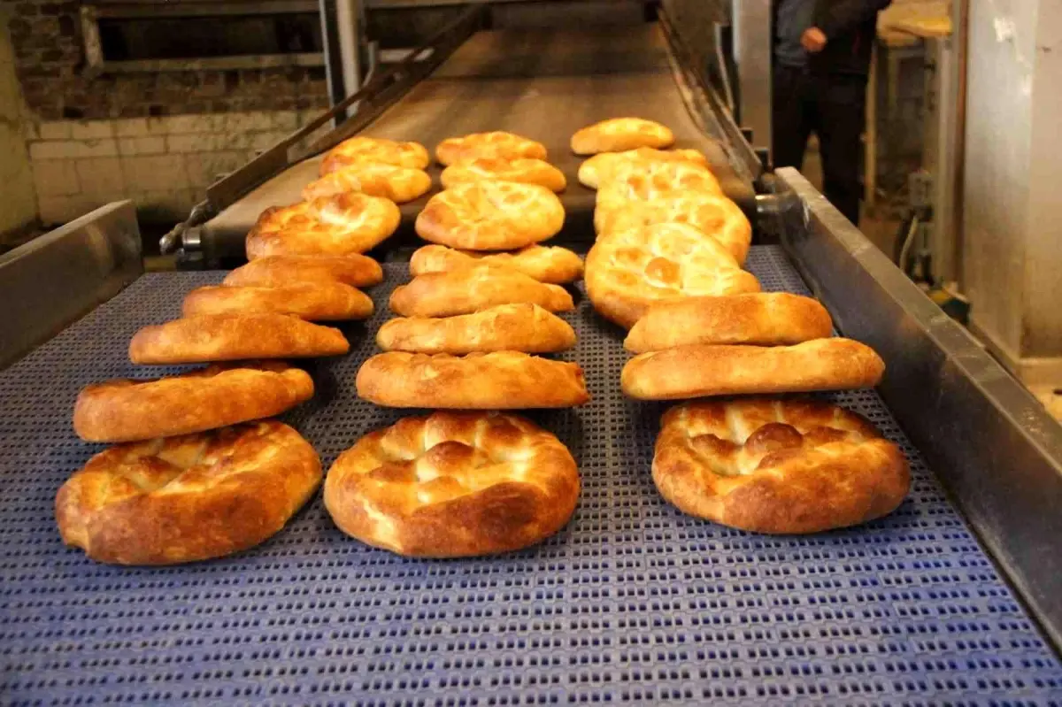 Erzurum'da fırıncılarda Ramazan pidesi mesaisi