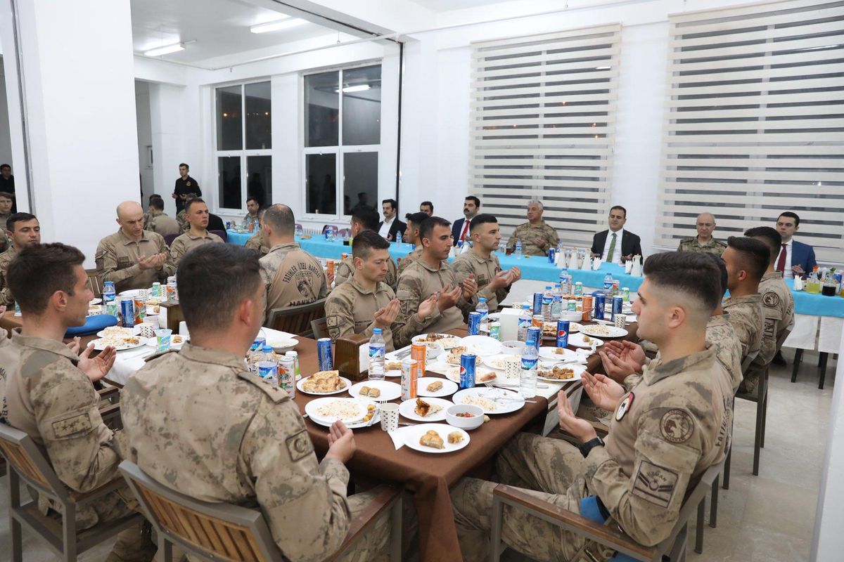 Son dakika haberi | Hakkari Valisi Akbıyık, jandarmayla iftarda bir araya geldi