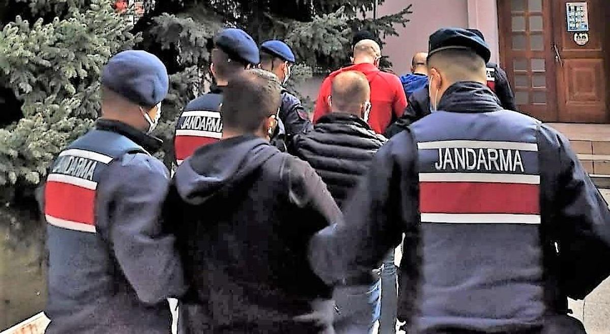 Haklarında 19 ve 20\'şer yıl hapis cezası olan 2 dolandırıcı yakalandı