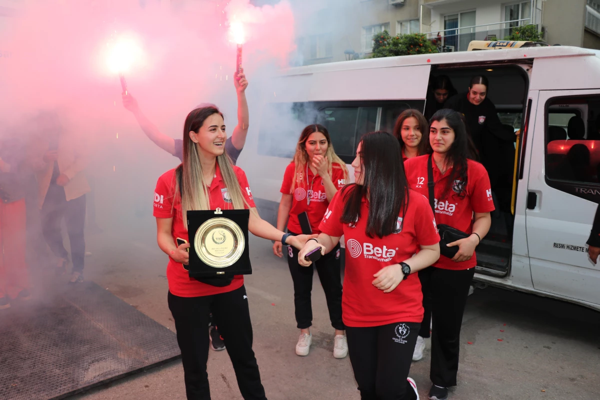 Hentbolda Kadınlar Süper Lig\'e yükselen Adasokağı için kutlama yapıldı
