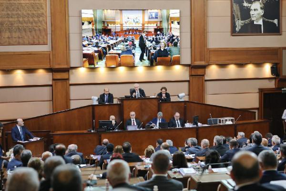 İBB MECLİSİ\'NDE BORÇ GERİLİMİ