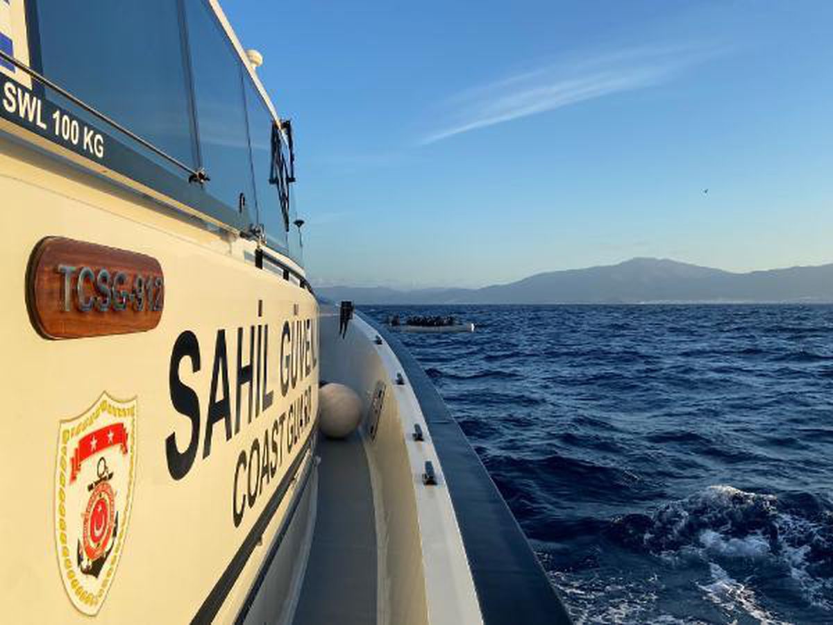 İzmir\'de 21 göçmen yakalandı, 49 göçmen kurtarıldı
