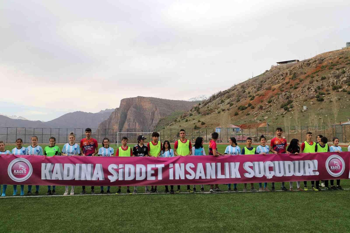 Kadın futbolculardan "şiddete hayır"