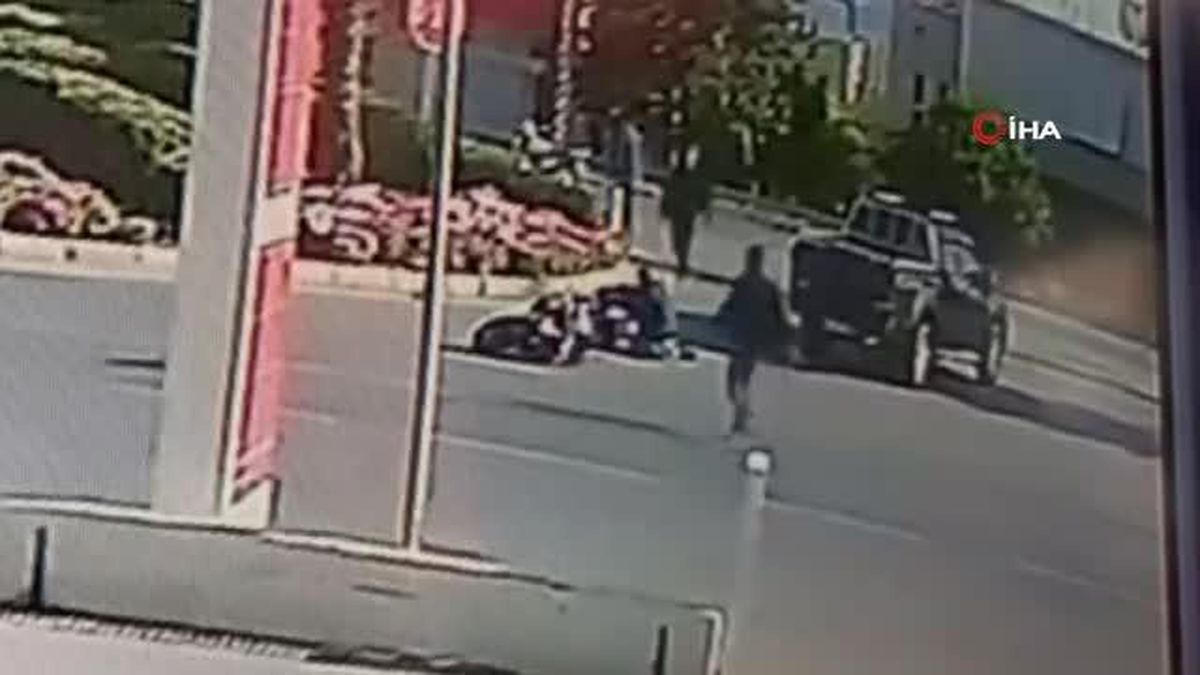 Son dakika 3. sayfa: Kamyonete çarpıp savrulan motosiklet sürücüsünün ölümden döndüğü anlar kamerada