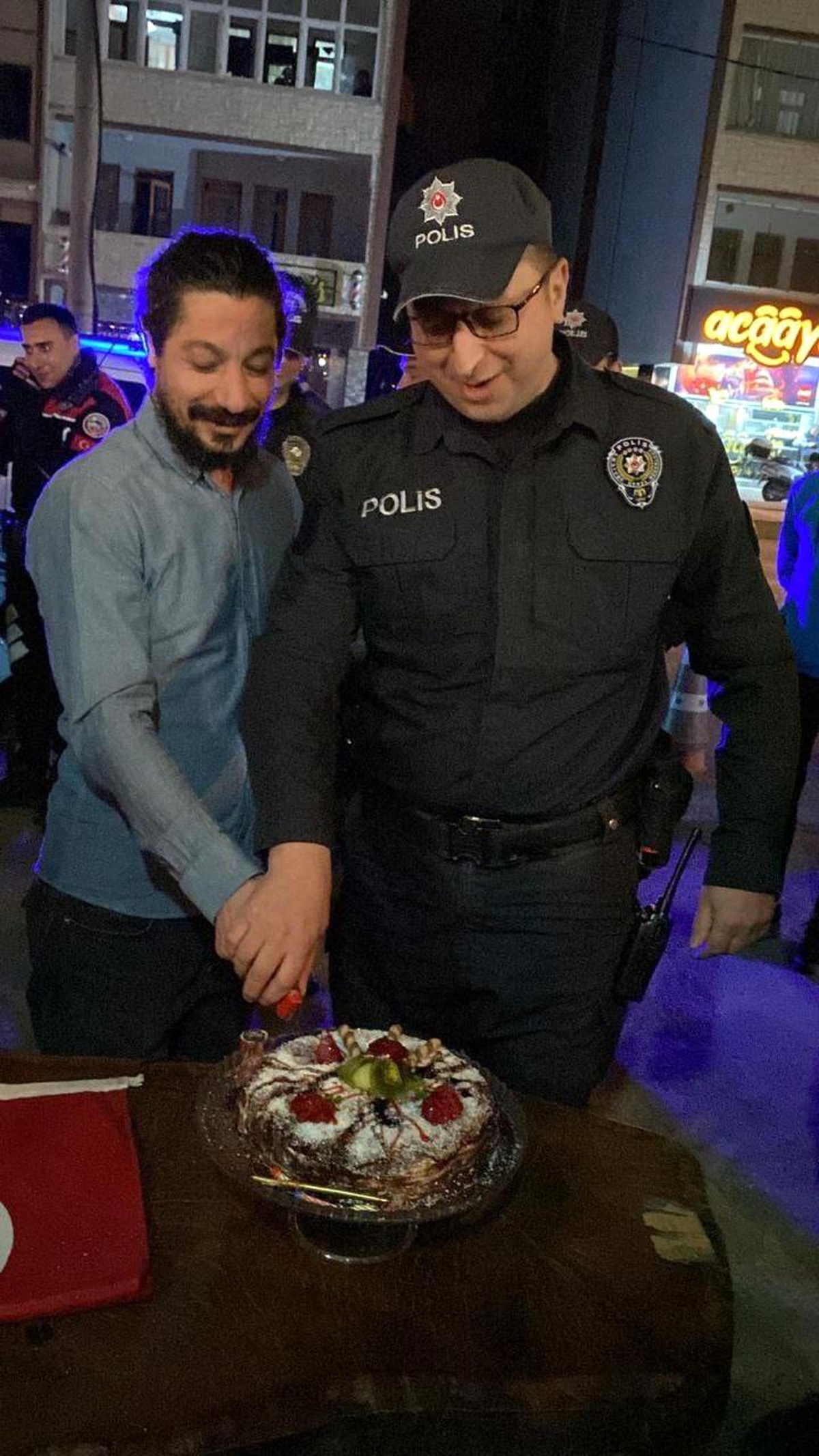 Son dakika haberi... Kavga ihbarına gelen polislere meşaleli 10 Nisan kutlaması