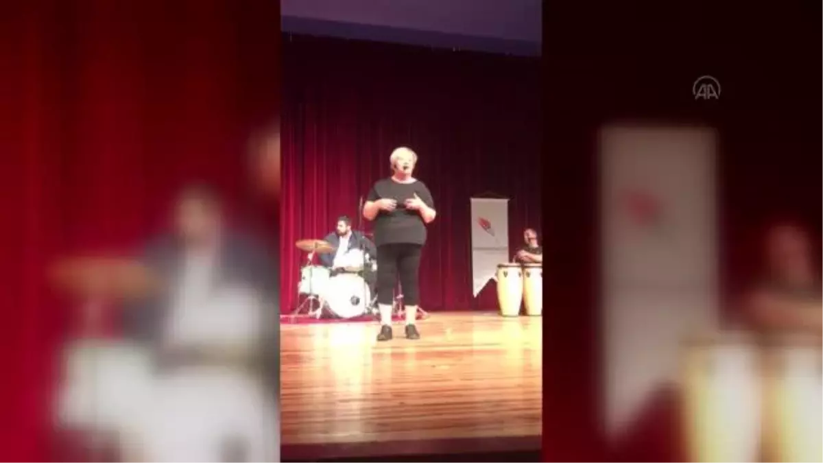 Kendisi gibi Parkinson hastalarına komediyle moral veriyor