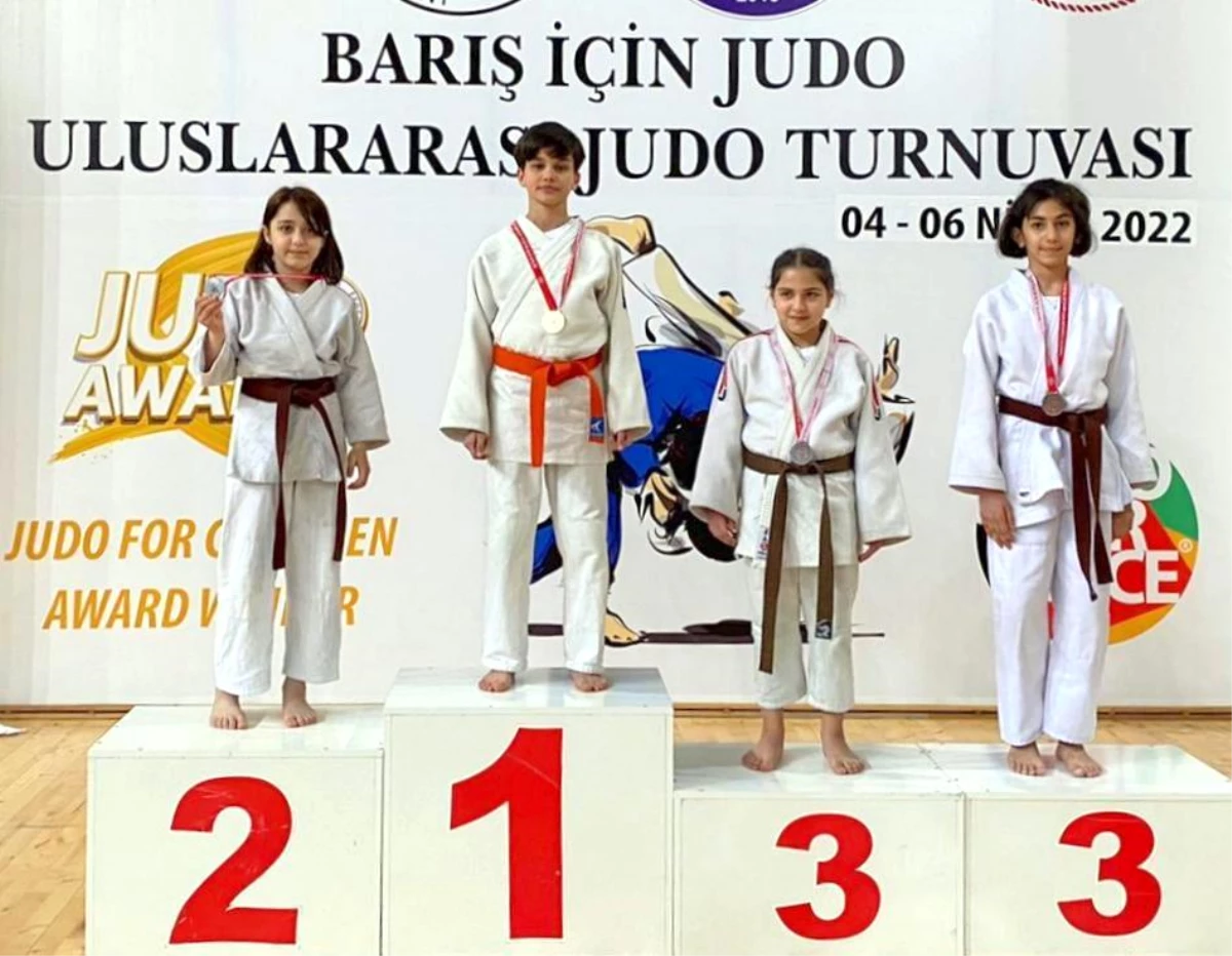 Manisa BBSK\'lı judocular madalyaları topladı