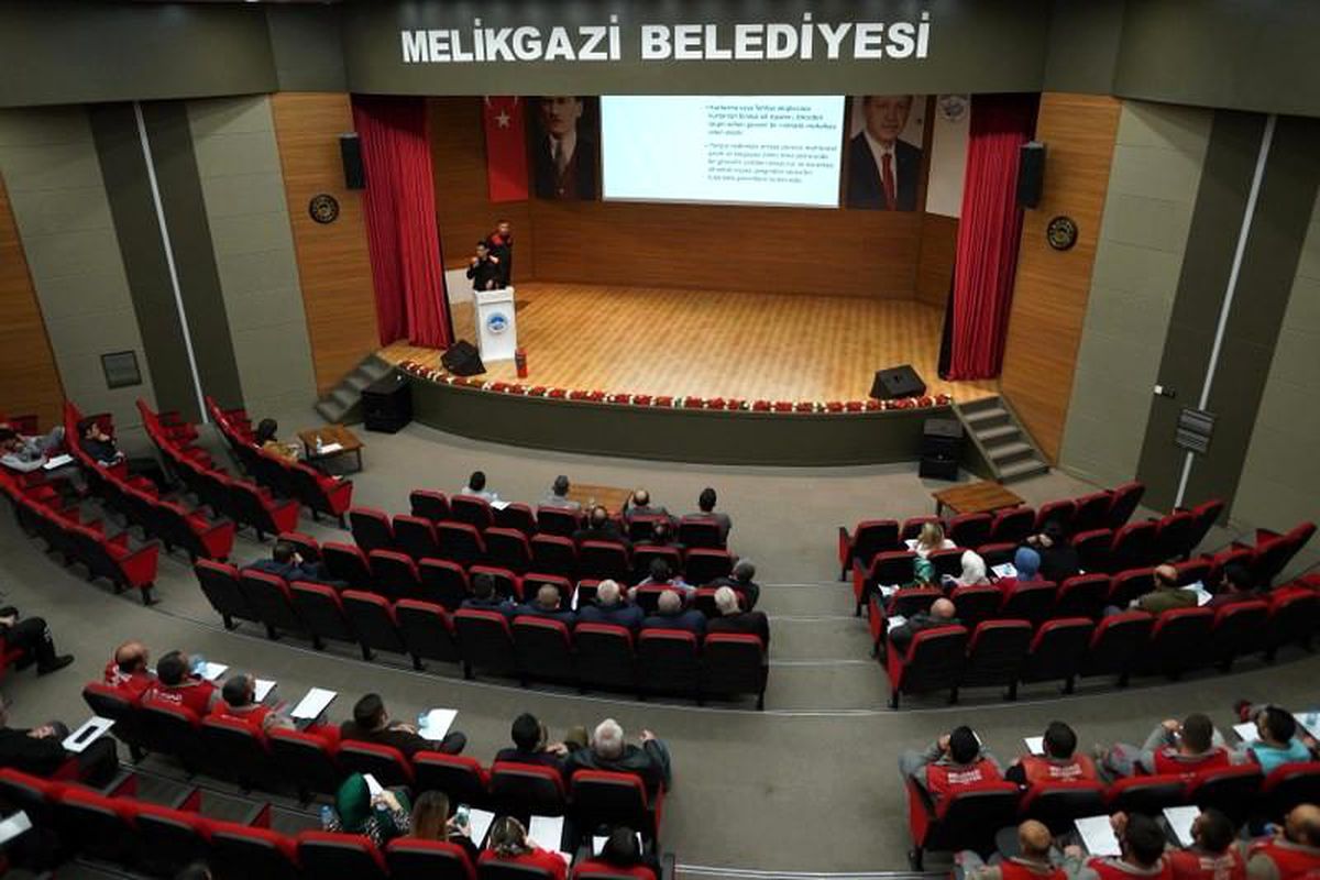 Son dakika haberi... Melikgazi Belediyesi personeline uygulamalı yangın eğitimi verildi