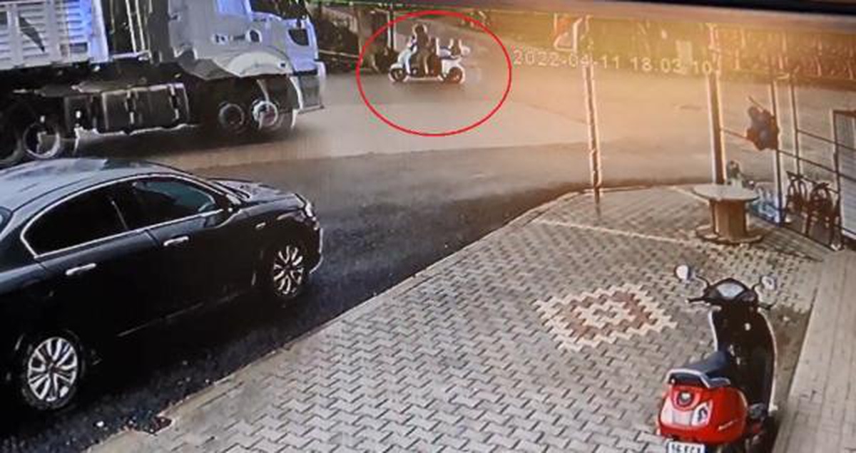 MOTOSİKLET SÜRÜCÜSÜ DEVRİLEN TIR\'IN ALTINDA KALMAKTAN SANİYELERLE KURTULDU