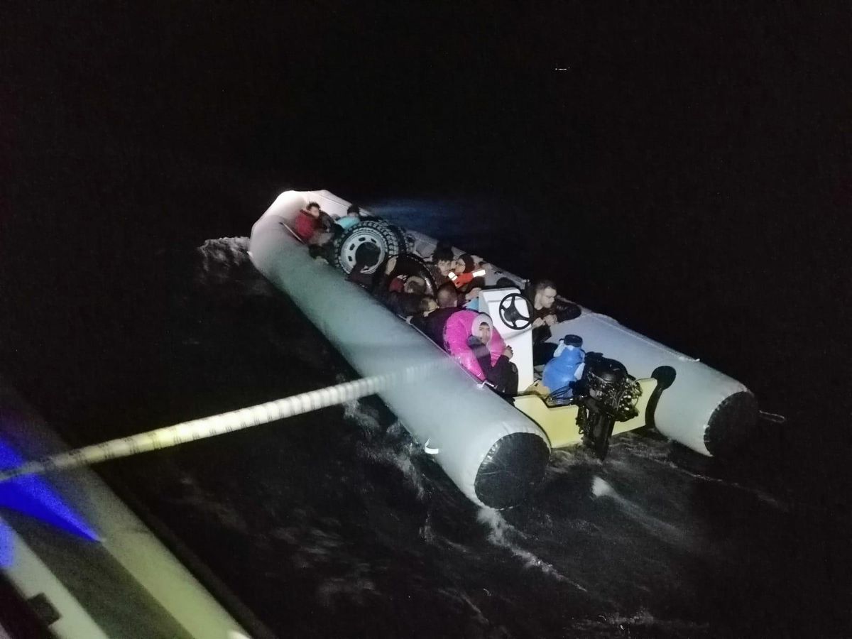 Muğla açıklarında lastik botta 21 düzensiz göçmen yakalandı