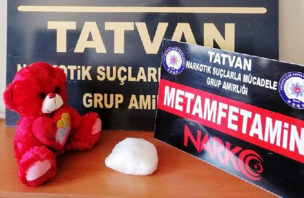 Otobüs yolcusunun elindeki oyuncak ayı ile uyuşturucu sevkiyatı; 2 gözaltı