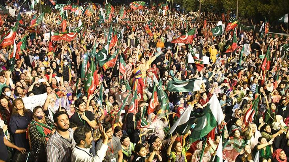 Pakistan\'da İmran Khan\'ın çağrısıyla destekçileri sokaklara döküldü: Yeni başbakan bugün seçiliyor