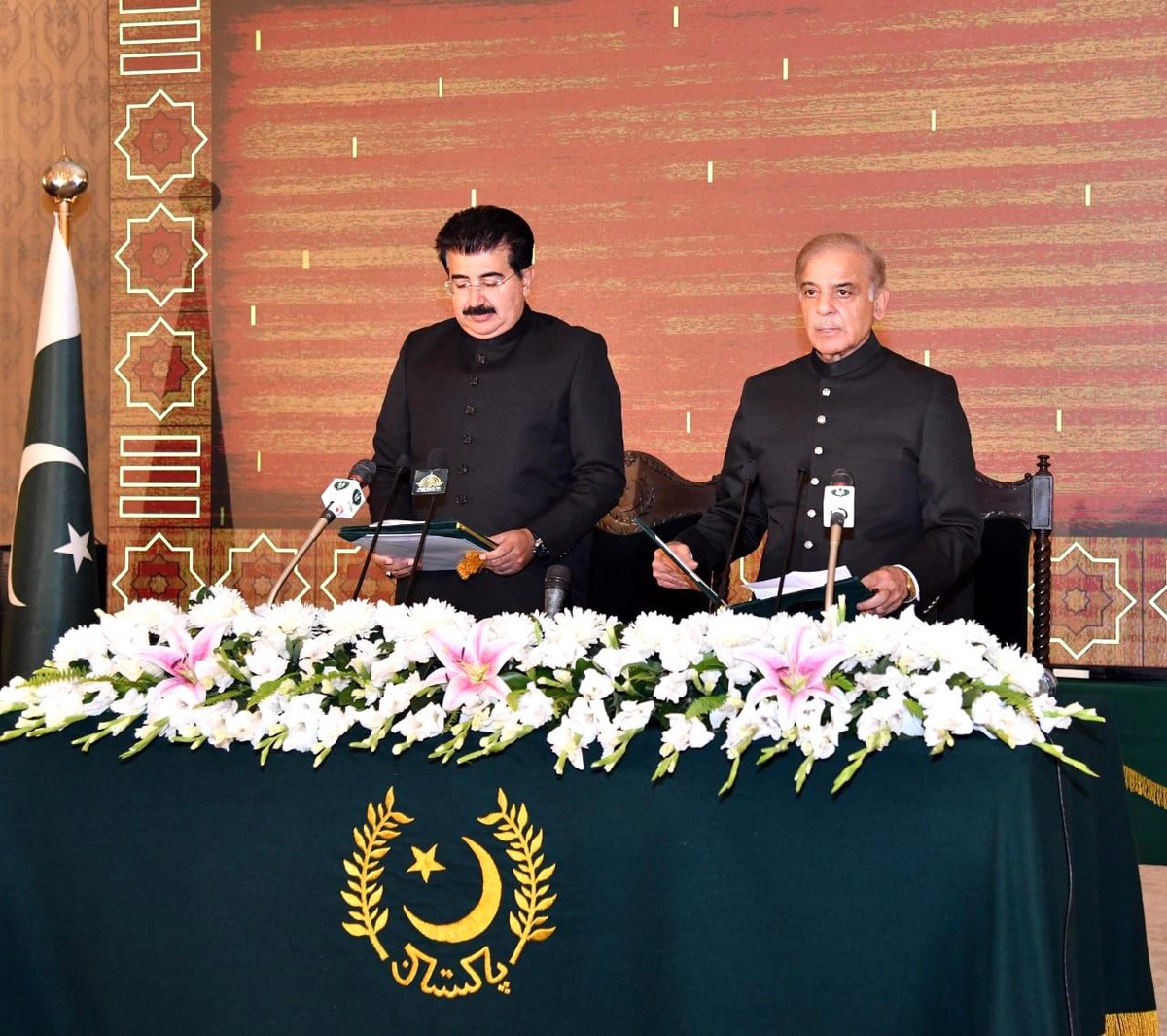 Pakistan\'ın yeni başbakanı Şahbaz Şerif yemin ederek göreve başladı
