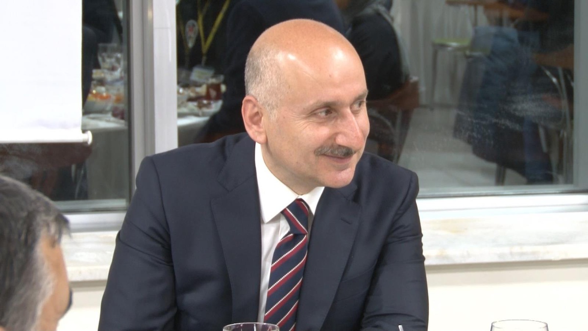 Ulaştırma ve Altyapı Bakanı Karaismailoğlu, PTT çalışanlarıyla iftarda buluştu