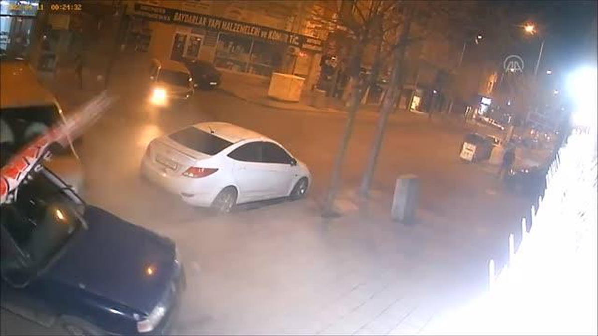 Park halindeki araçlara çarpan ticari araç sürücüsü yaralandı