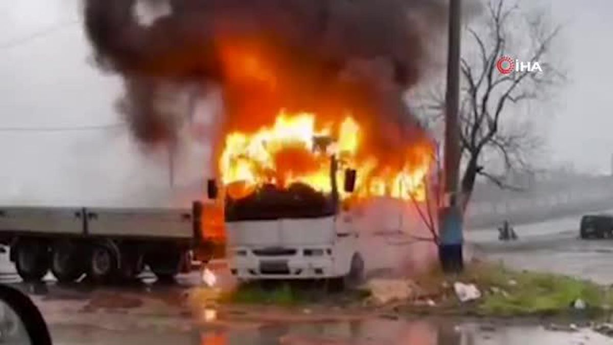 Park halindeki minibüs alevlere teslim oldu