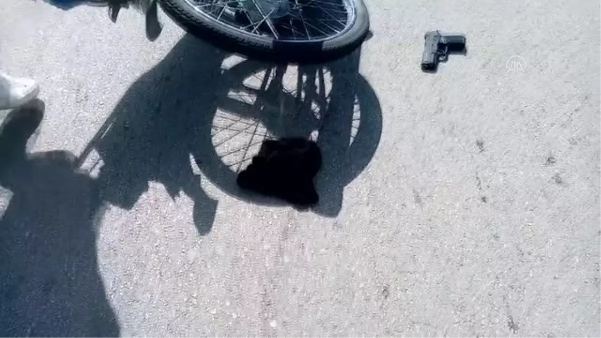 Polisin kovaladığı kar maskeli iki şüpheli silahlarını bırakıp kaçtı