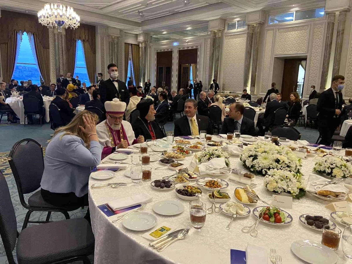 Ruhani liderler ve başkonsoloslar İstanbul Valiliği tarafından düzenlenen iftar programında buluştu