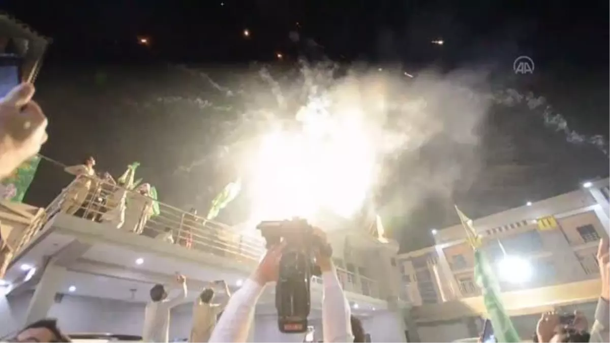 Şahbaz Şerif'in başbakan seçilmesi havai fişeklerle kutlandı