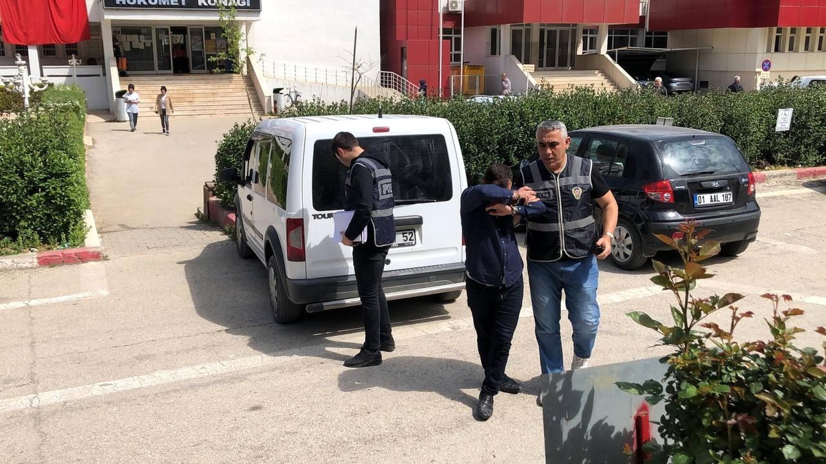 Sahte polis süsüyle dolandırıcılık yaptı, gerçek polise yakalandı