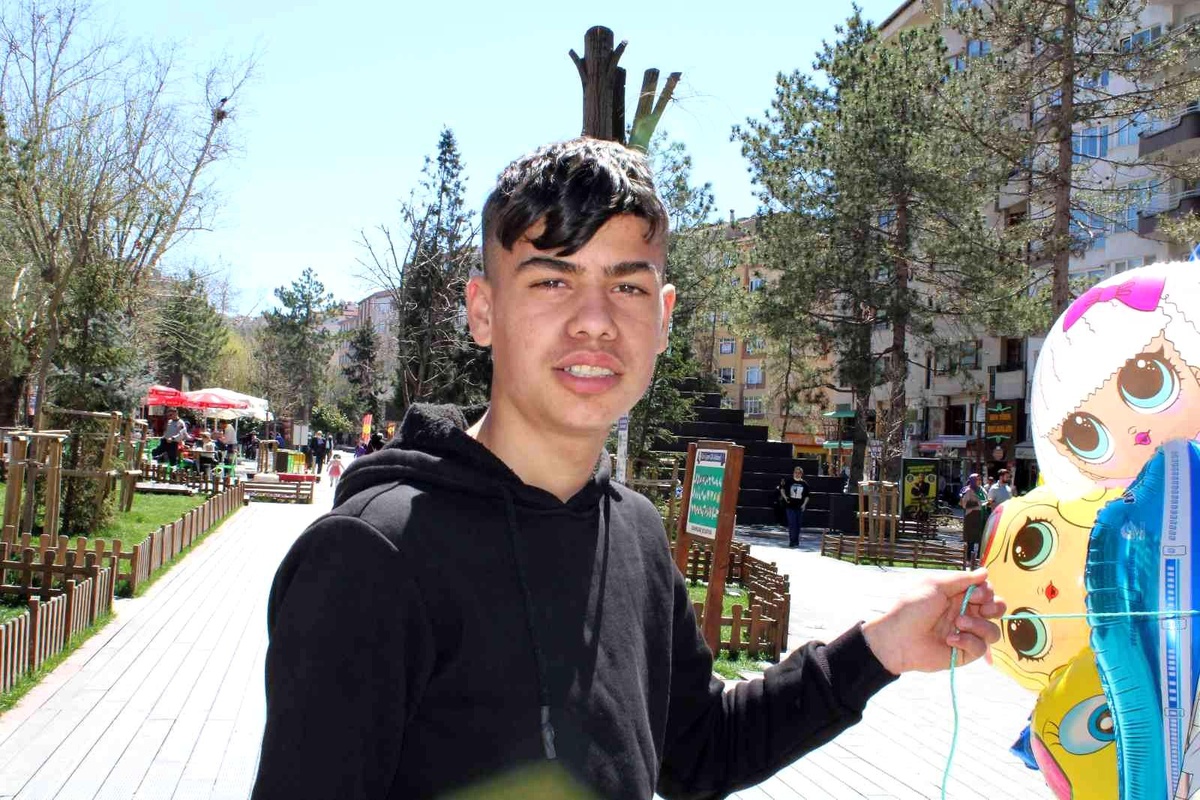 Sattığı balonlarla Eskişehir sokaklarına renk katıyor