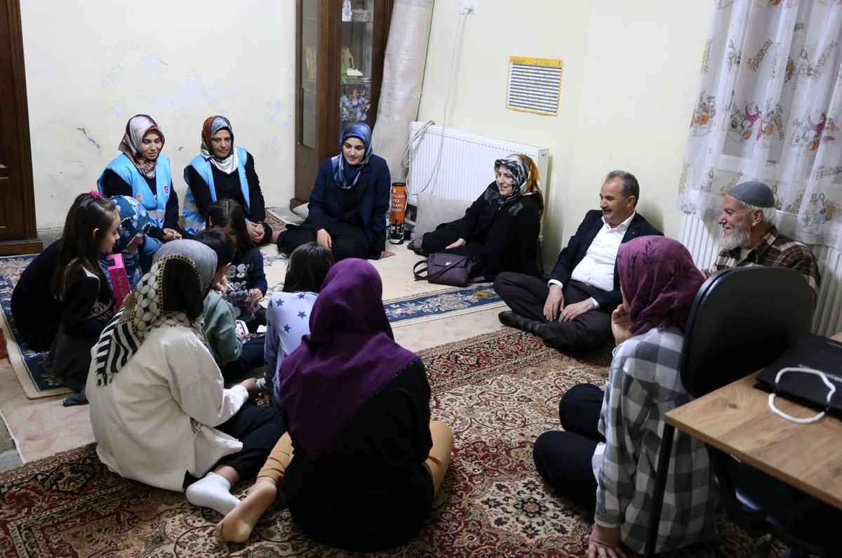 Sevgi evlerindeki çocuklarla iftar açtı