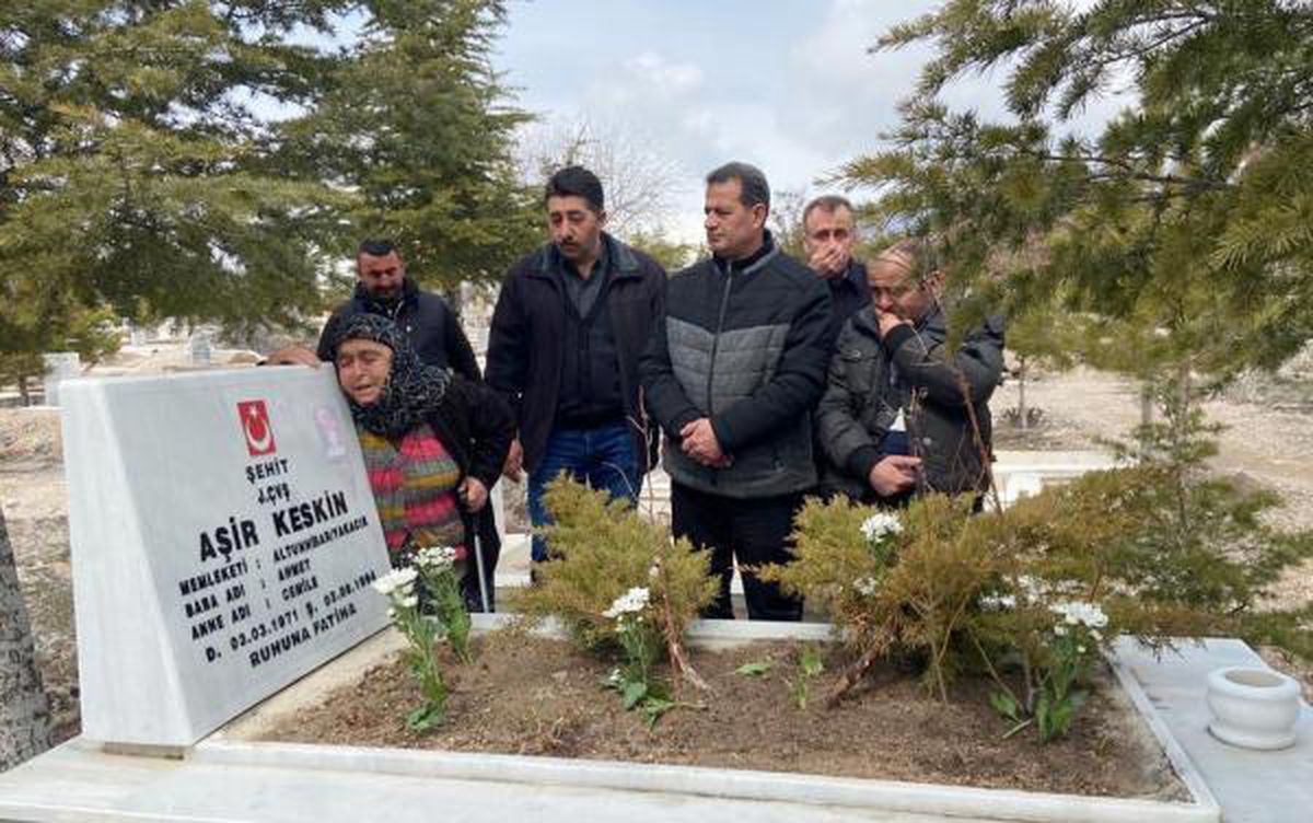 SİLAH ARKADAŞLARI, 28 YIL SONRA ŞEHİT ÇAVUŞUN MEZARINDA BULUŞTU