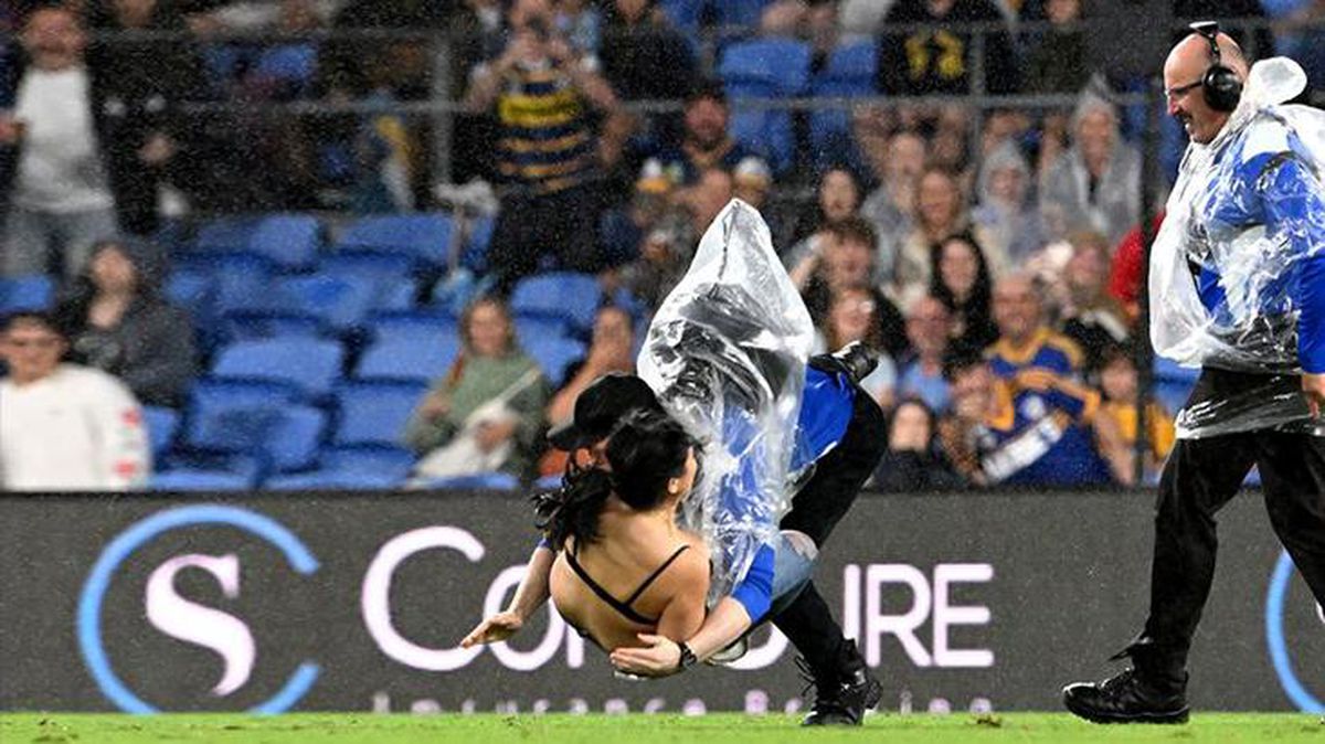 Sahaya yarı çıplak atlayan kadının güvenlikten gördüğü sert müdahale tepki çekti!