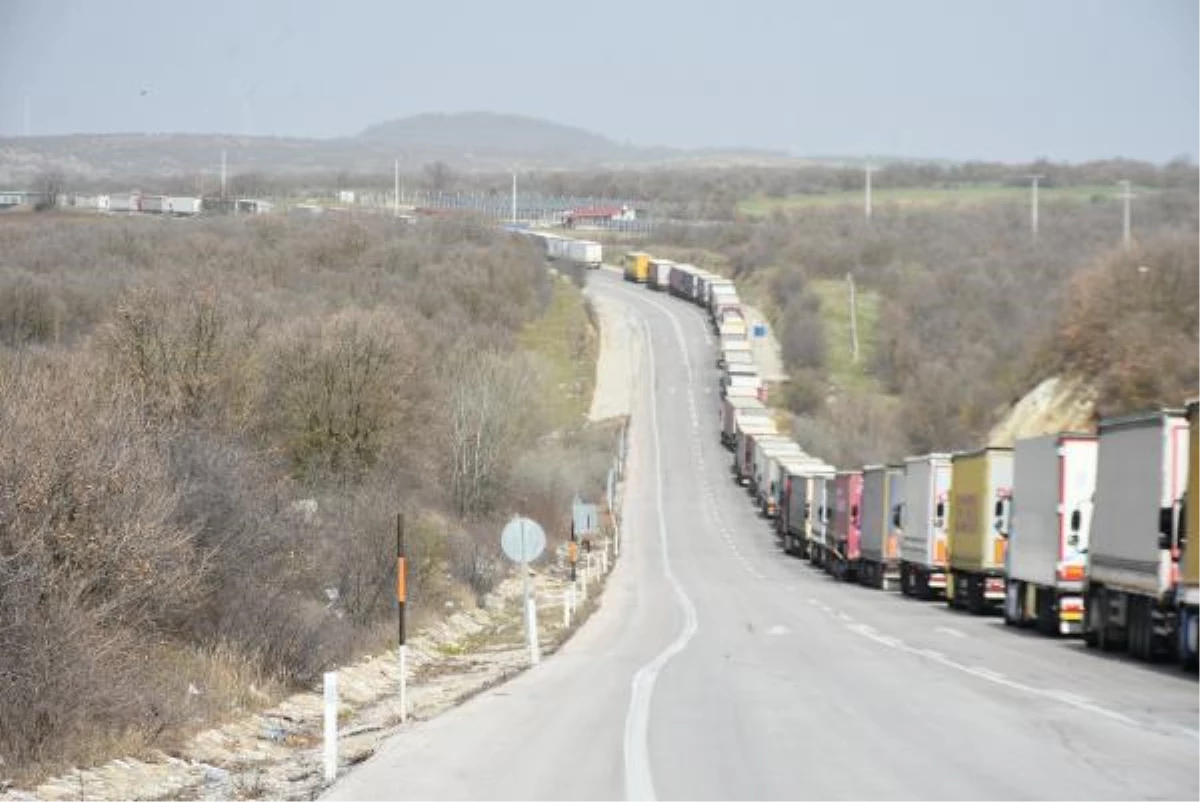 TIR ŞOFÖRLERİ: KAÇAK GÖÇMENLER YÜZÜNDEN 5 BİN EURO CEZA ÖDÜYORUZ