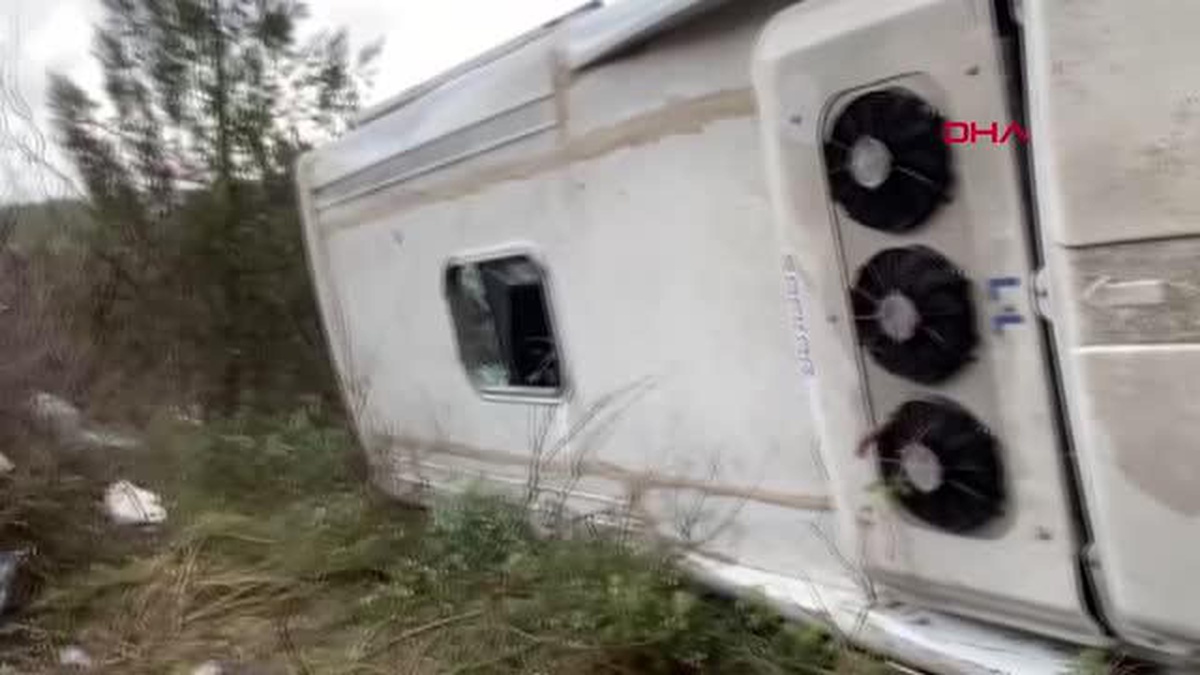 TUR MİDİBÜSÜ DEVRİLDİ, 7 TURİST YARALANDI