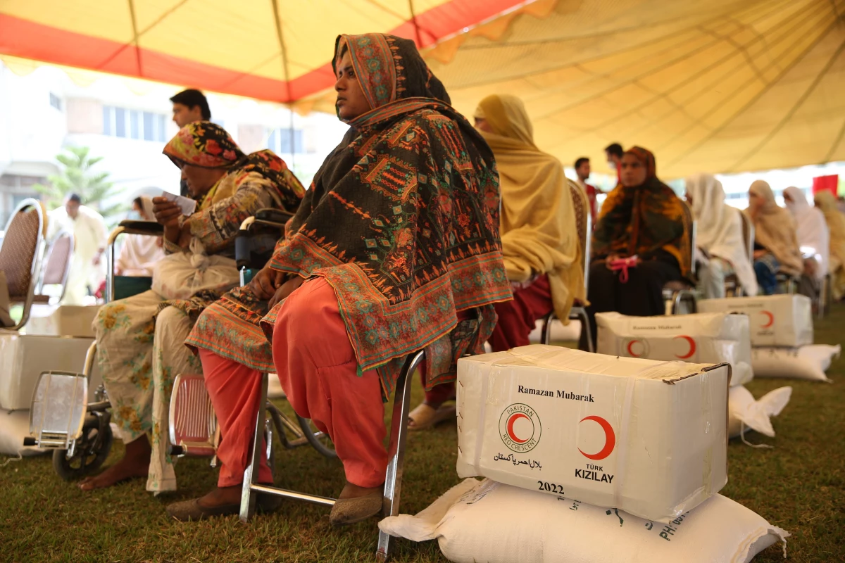 Türk Kızılay\'dan Pakistan\'da 380 aileye gıda yardımı