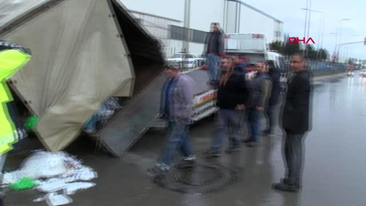 TUZLA\'DA KONTROLDEN ÇIKAN KAMYONET DEVRİLDİ