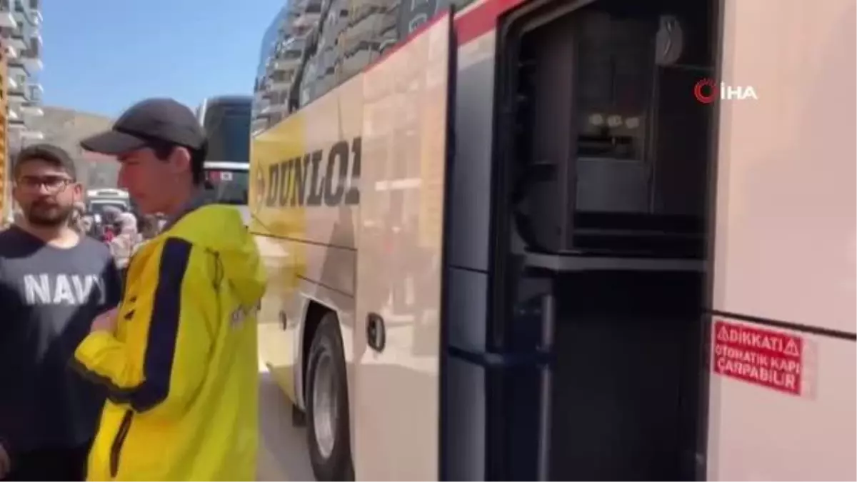 Üniversite öğrencileri, yerin 150 metre altındaki tuz mağarasını gezdi