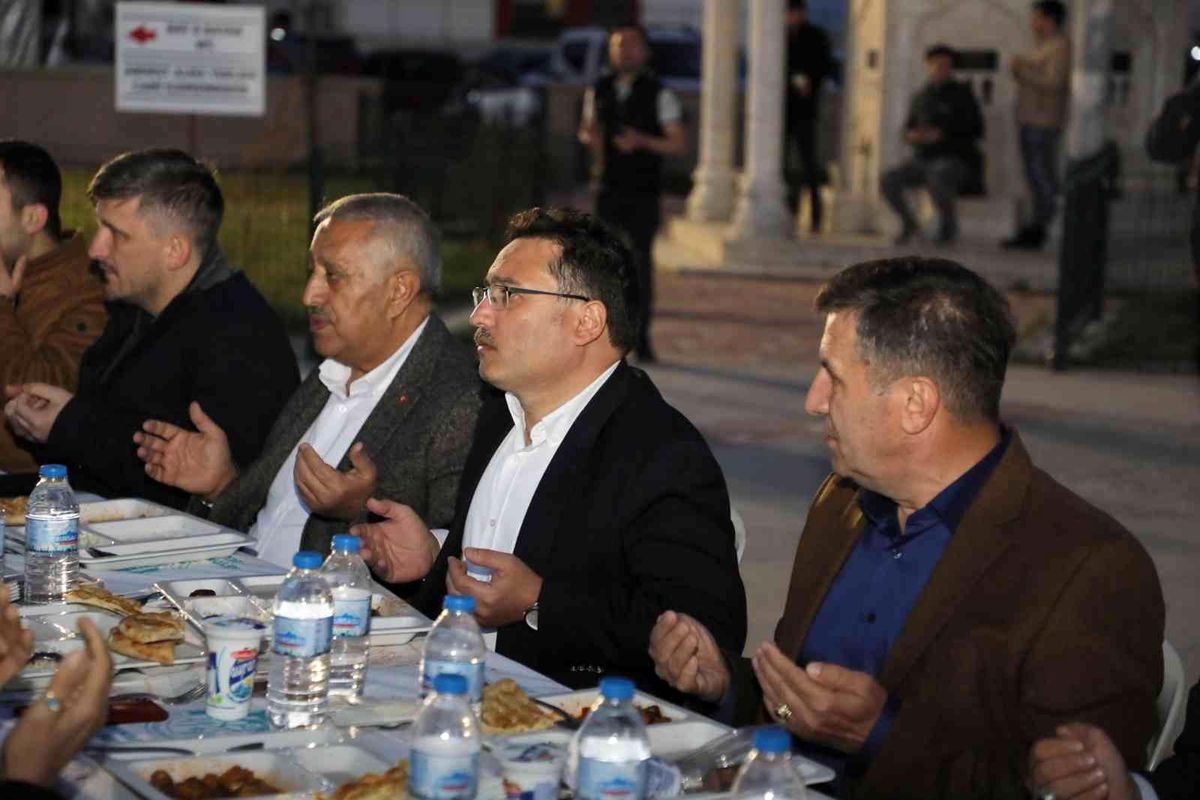 Vali Çiçek iftarını öğrenciler ile yaptı