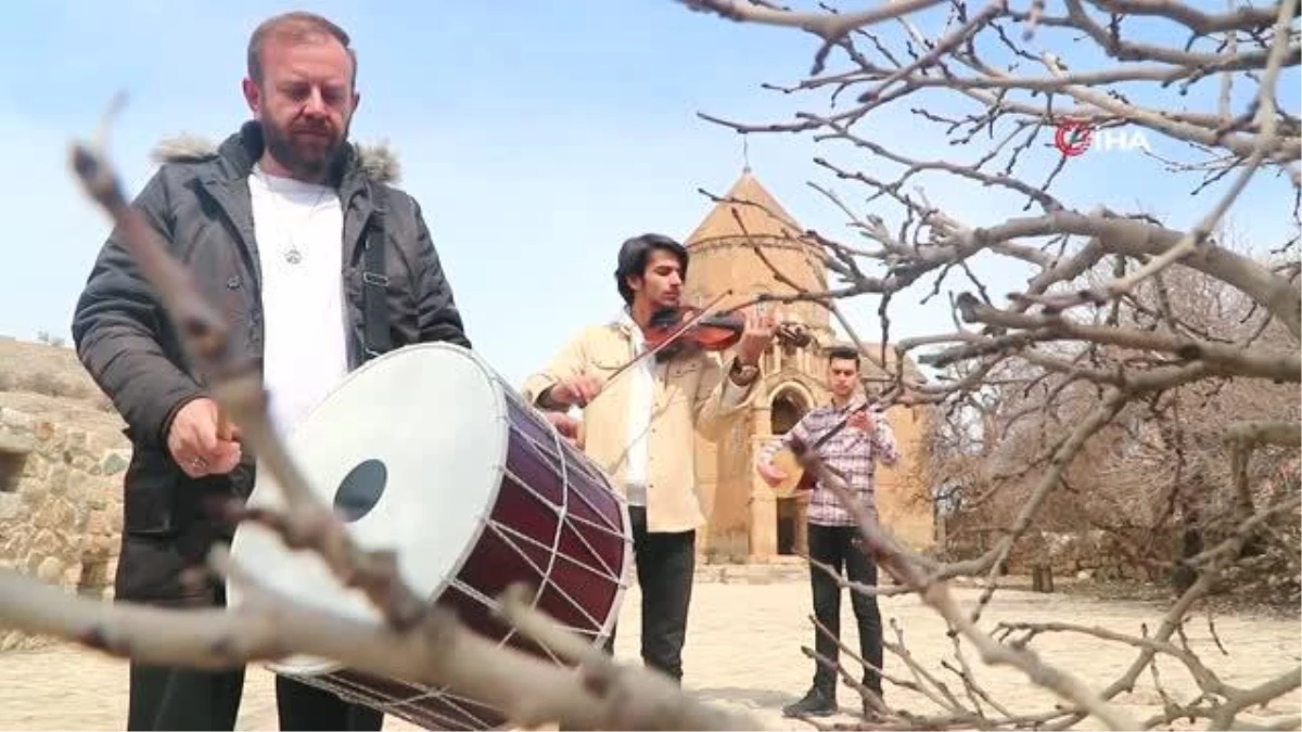 Son dakika... Van polisi görev yaptığı şehri türkülerle tanıttı