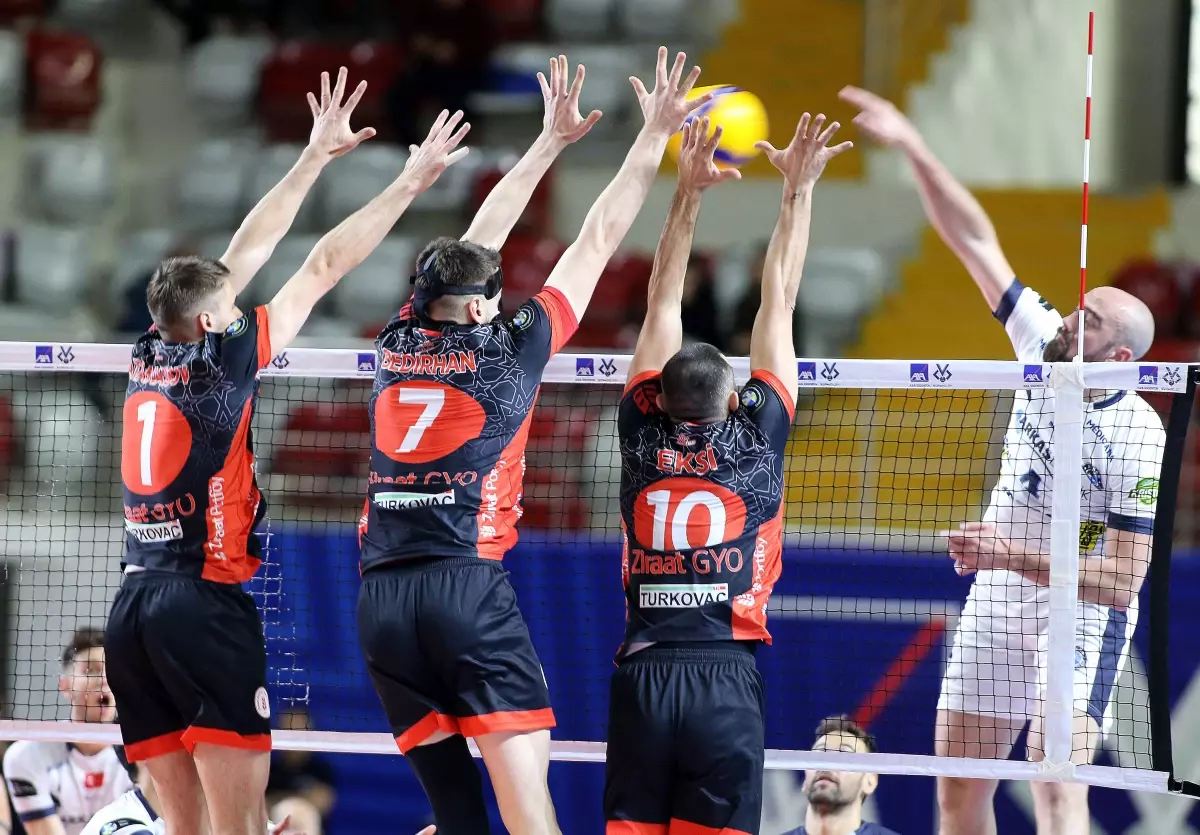 Erkekler AXA Kupa Voley\'de ilk finalist Arkas Spor