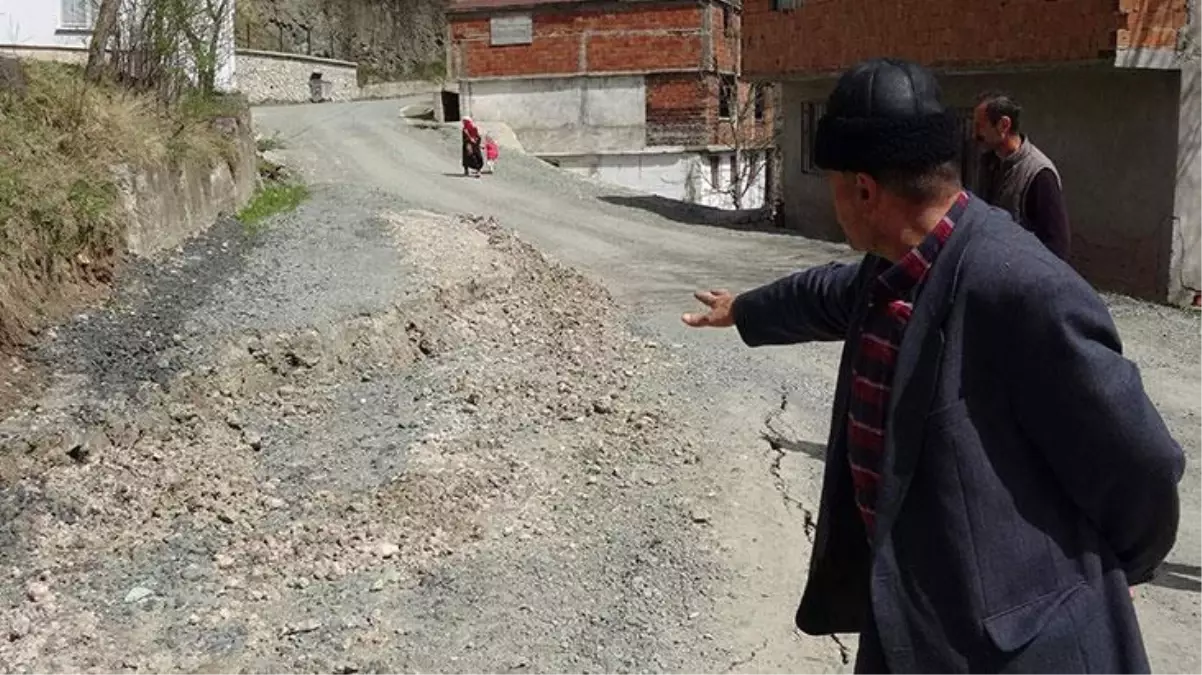 Mahalledeki çatlaklar bölge halkını korkutuyor! Vatandaşlar camiye bile gidemiyor