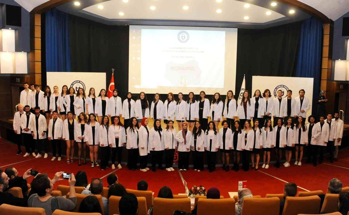 ADÜ\'de fizyoterapistler beyaz önlüklerini giydi