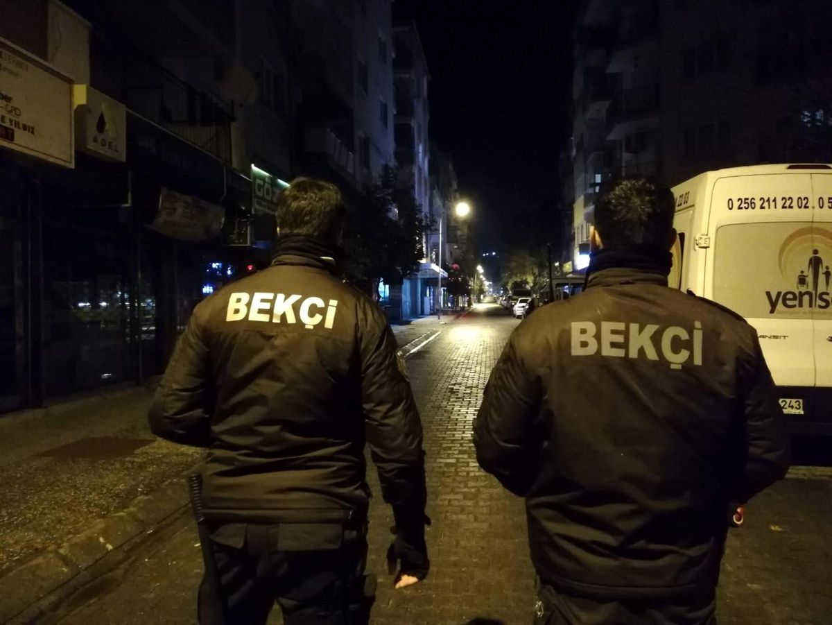 Aranan şahıs bekçilere takıldı